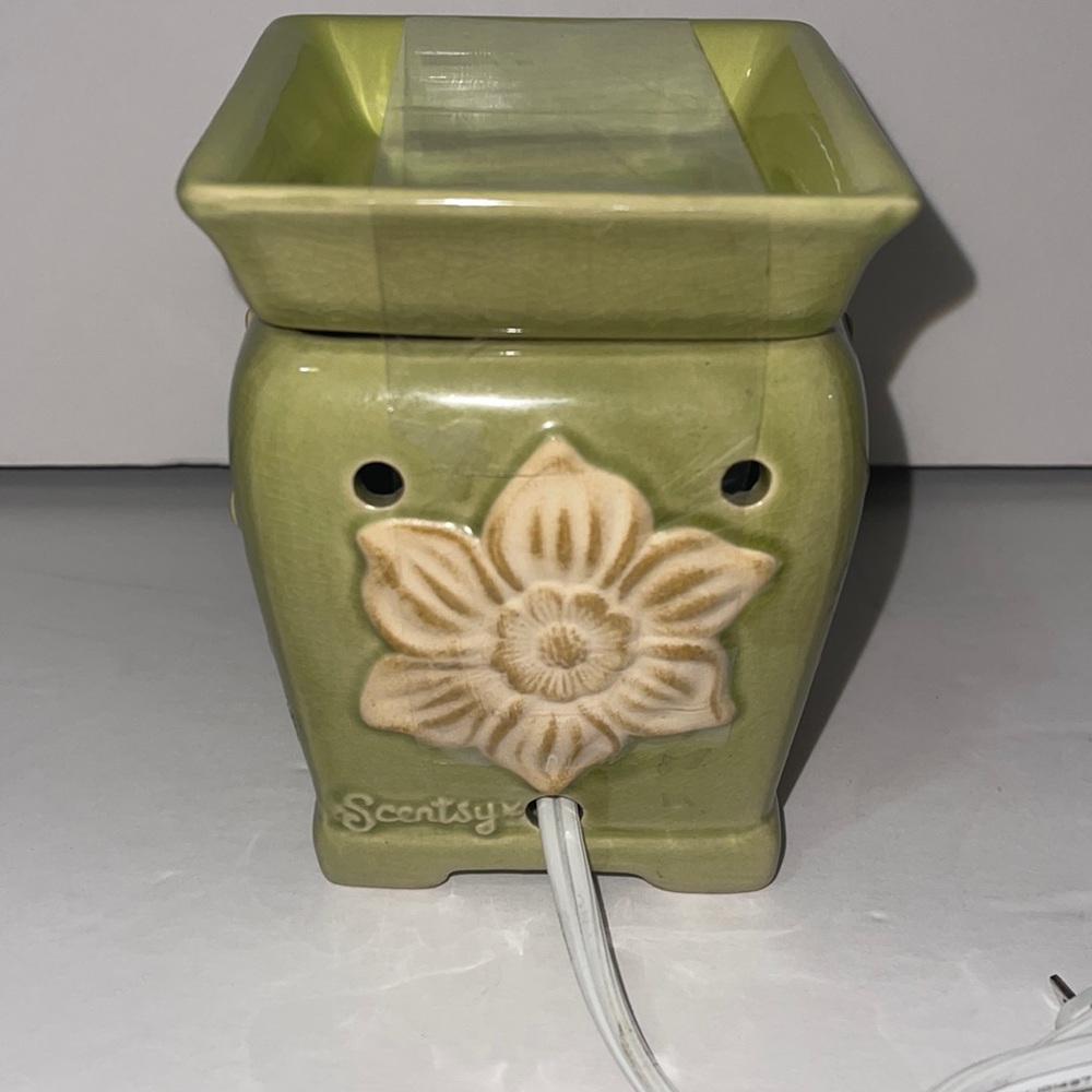Daphne Scentsy warmer Green and beige brown